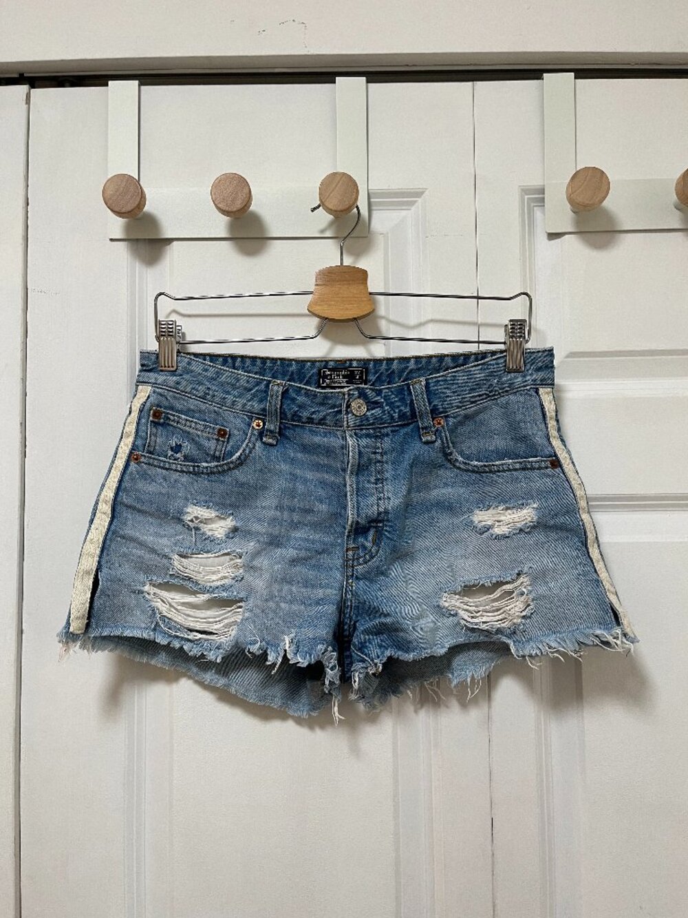 Abercrombie & Fitch Ames Low Rise Distressed Denim Boyfriend Shorts Size 27